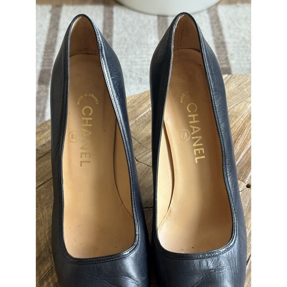 Vintage Chanel Navy Blue Heels Classic 735 40 9 US Point Toe Pumps Leather - Picture 5 of 15